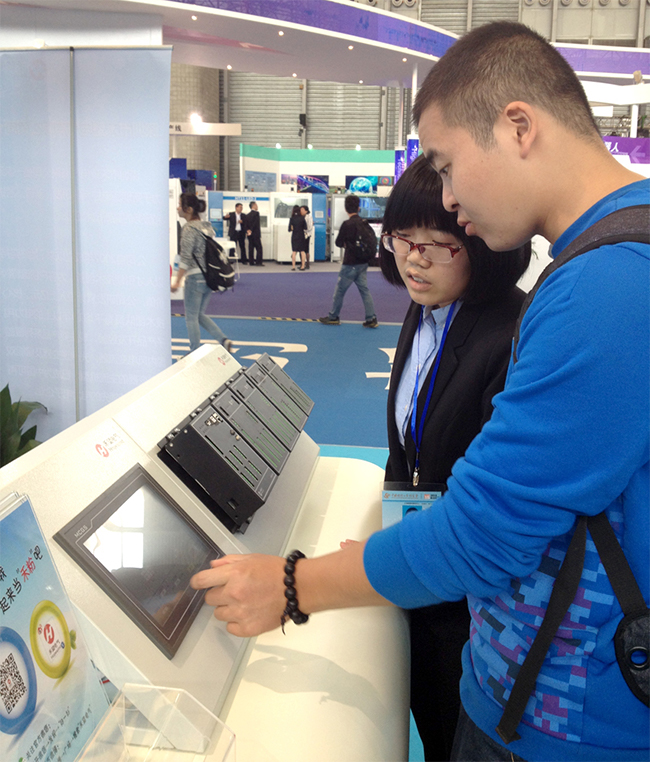 1676890542783287AkvD.jpg 禾望電氣主控開發(fā)平臺亮相2013中國工博會.jpg